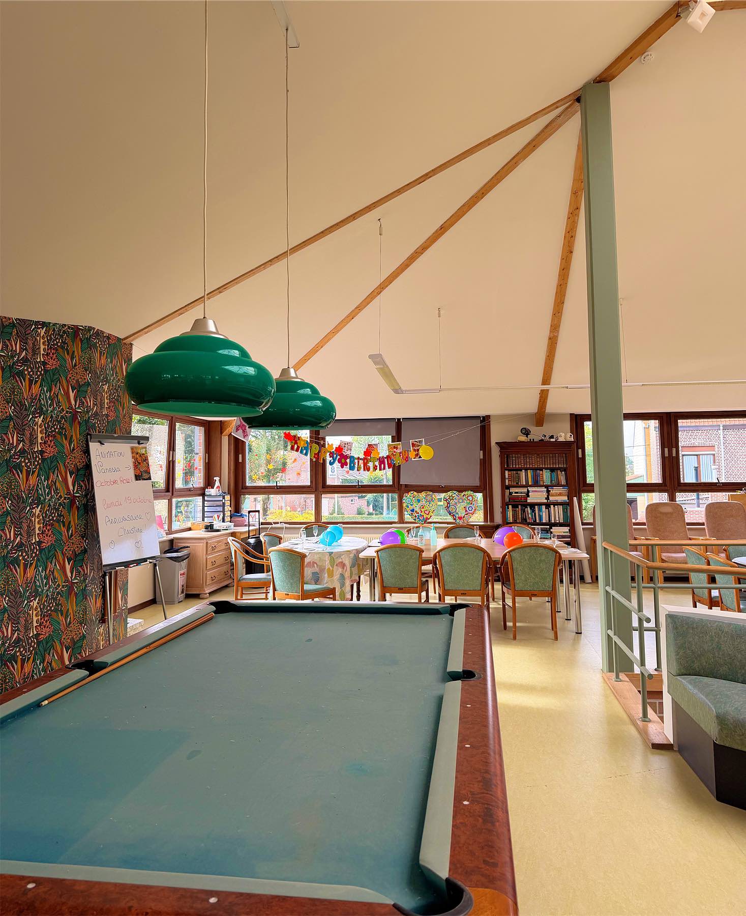 La table de billard dans l'espace de vie