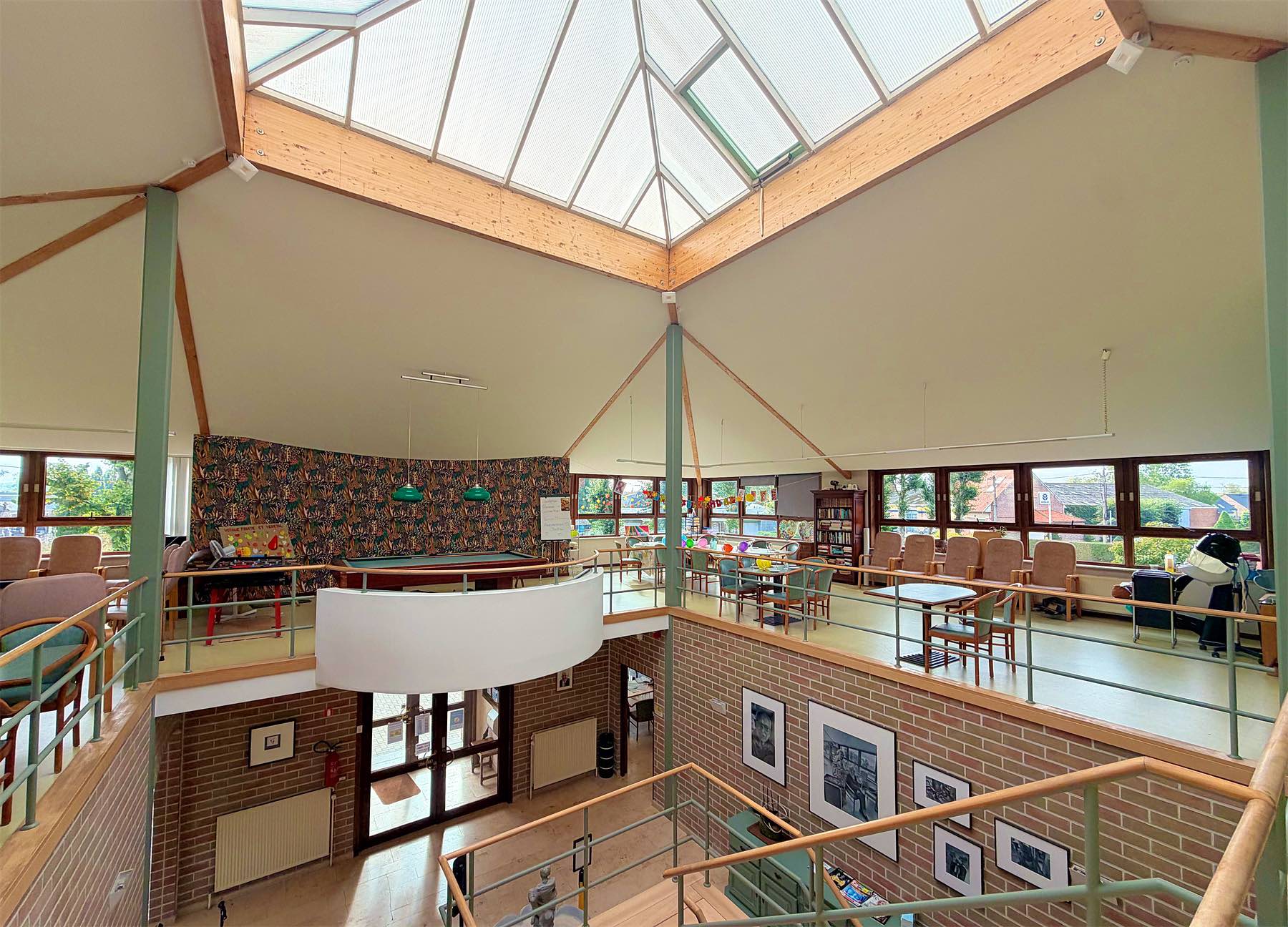 La grande verrière au-dessus du salon et de la mezzanine