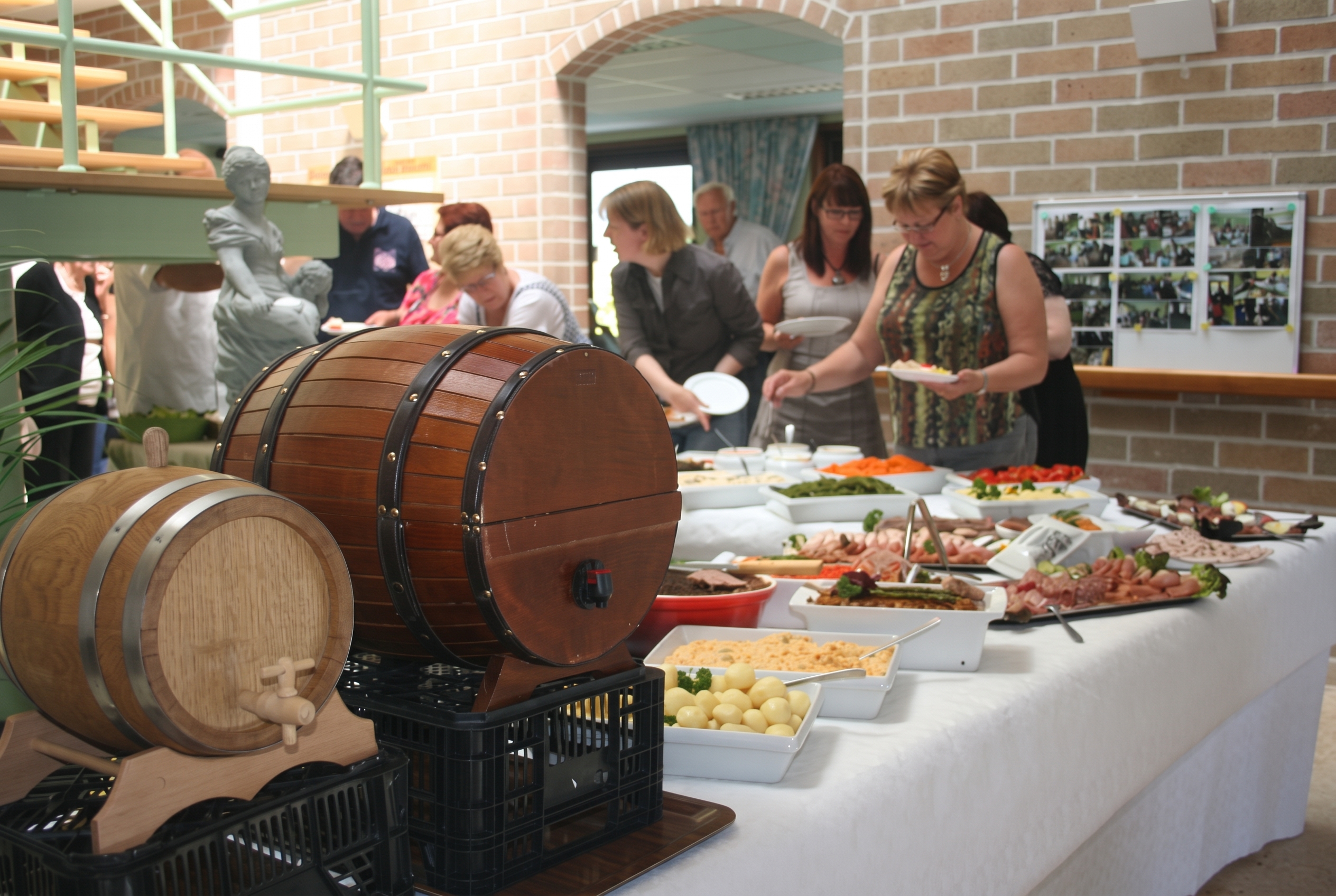 Buffet avec tonneaux décoratifs et convives
