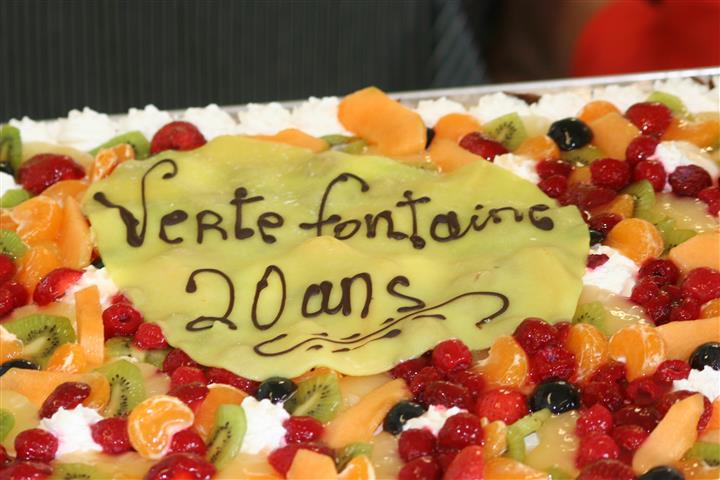 Gâteau aux fruits portant l'inscription Verte Fontaine 20 ans