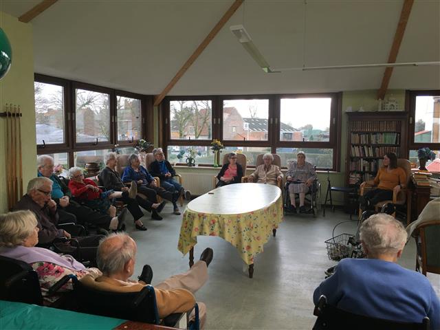 Animation en cercle dans le salon